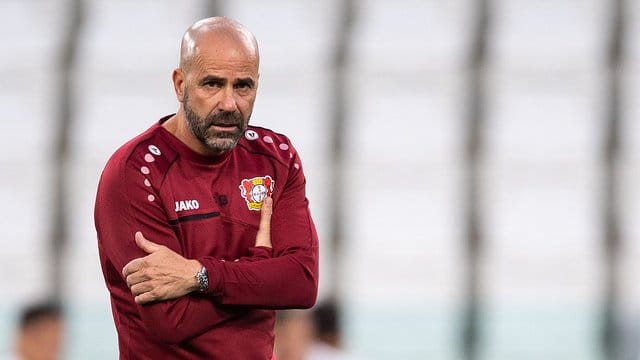 Verteidigt, dass er offensiv spielen lässt: Bayer Leverkusens Trainer Peter Bosz. Verteidigt, dass er offensiv spielen lässt: Bayer Leverkusens Trainer Peter Bosz.