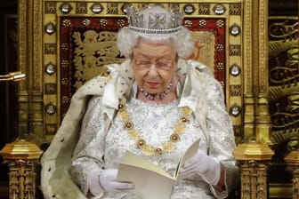 Die Queen wirkte ernst, als sie die Regierungserklärung von Premierminister Boris Johnson vor den Parlamentariern beider Kammern im Oberhaus verlas.