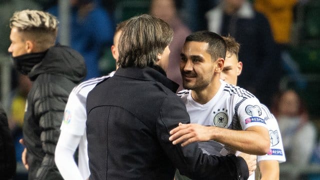 Gut gemacht: Bundestrainer Joachim Löw beglückwünscht Torschütze Ilkay Gündogan.