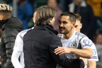 Gut gemacht: Bundestrainer Joachim Löw beglückwünscht Torschütze Ilkay Gündogan.