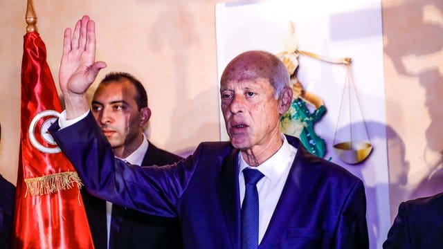 Der parteilose Verfassungsrechtler Kais Saied ist wahrscheinlich der nächste Präsident Tunesiens. Der parteilose Verfassungsrechtler Kais Saied ist wahrscheinlich der nächste Präsident Tunesiens.