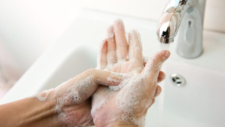 Hände waschen: Wer sich regelmäßig gründlich die Hände wäscht, schützt sich und andere vor vielen Krankheitserregern.