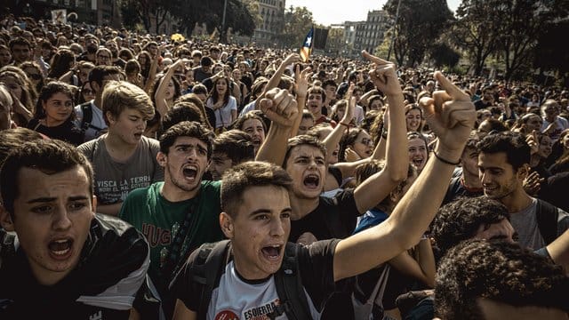 Tausende Befürworter der Unabhängigkeit Kataloniens protestieren in Barcelona gegen das Urteil des Obersten Gerichts. Tausende Befürworter der Unabhängigkeit Kataloniens protestieren in Barcelona gegen das Urteil des Obersten Gerichts.