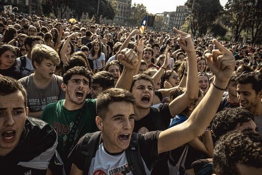 Tausende Befürworter der Unabhängigkeit Kataloniens protestieren in Barcelona gegen das Urteil des Obersten Gerichts.