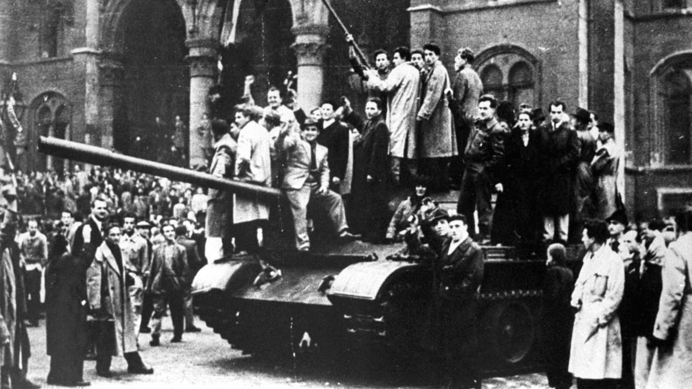 Budapest am 4. November 1956: Die UdSSR schickte Panzer zum Volksaufstand in Ungarn.