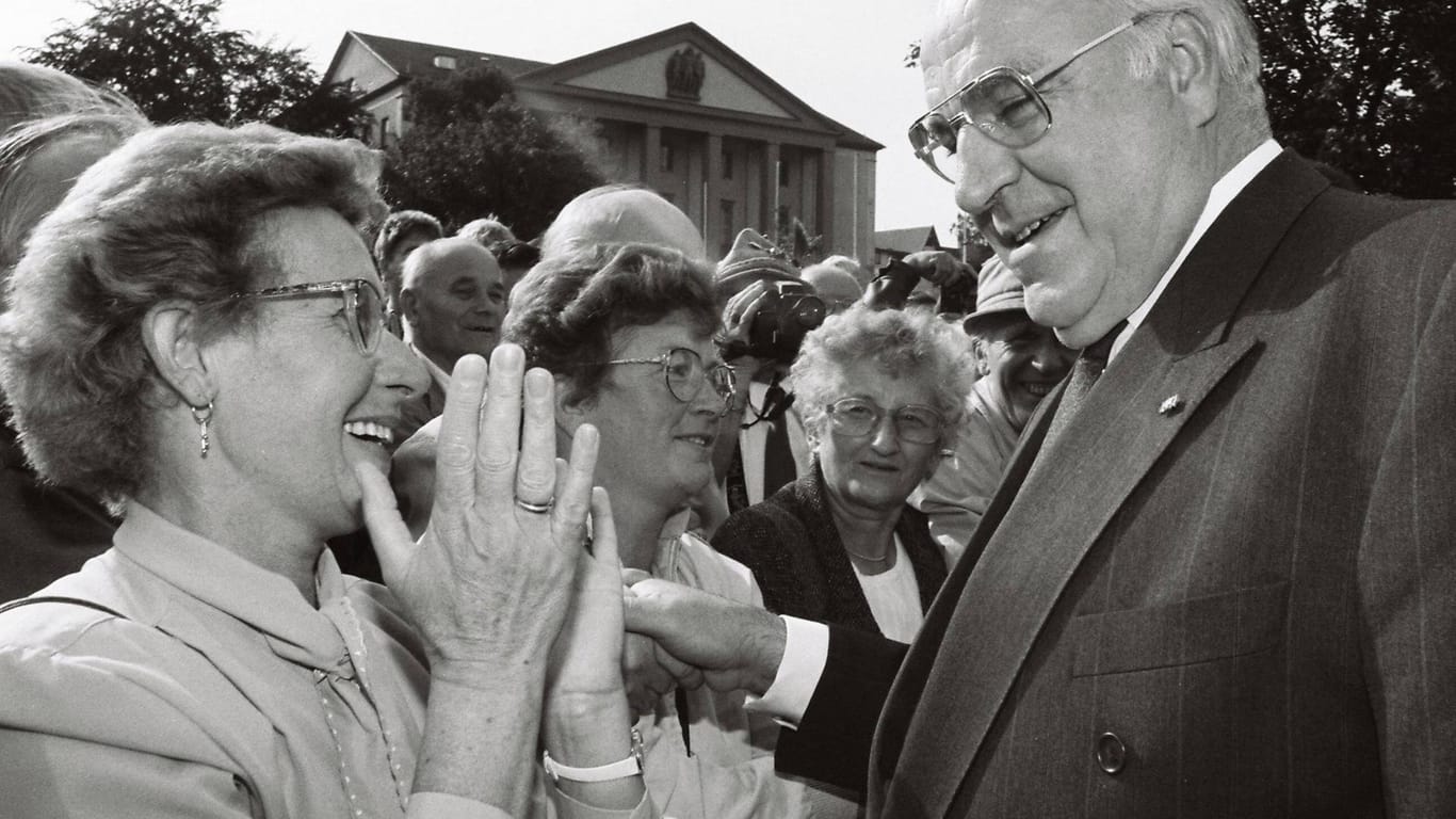 "Kanzler der Einheit": Helmut Kohl besucht 1992 die thüringische Stadt Suhl.