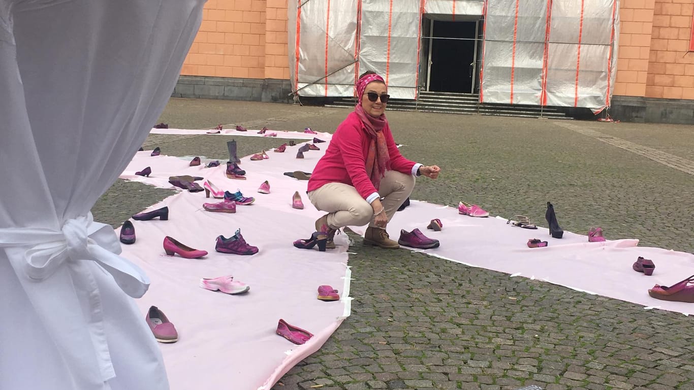 Schuhe liegen auf einem Platz: Aus vielen pinkfarben Schuhen entstand auf dem Laurentiusplatz in Wuppertal das weltweite Symbol für Kampagnen und Aktivitäten gegen den Brustkrebs.