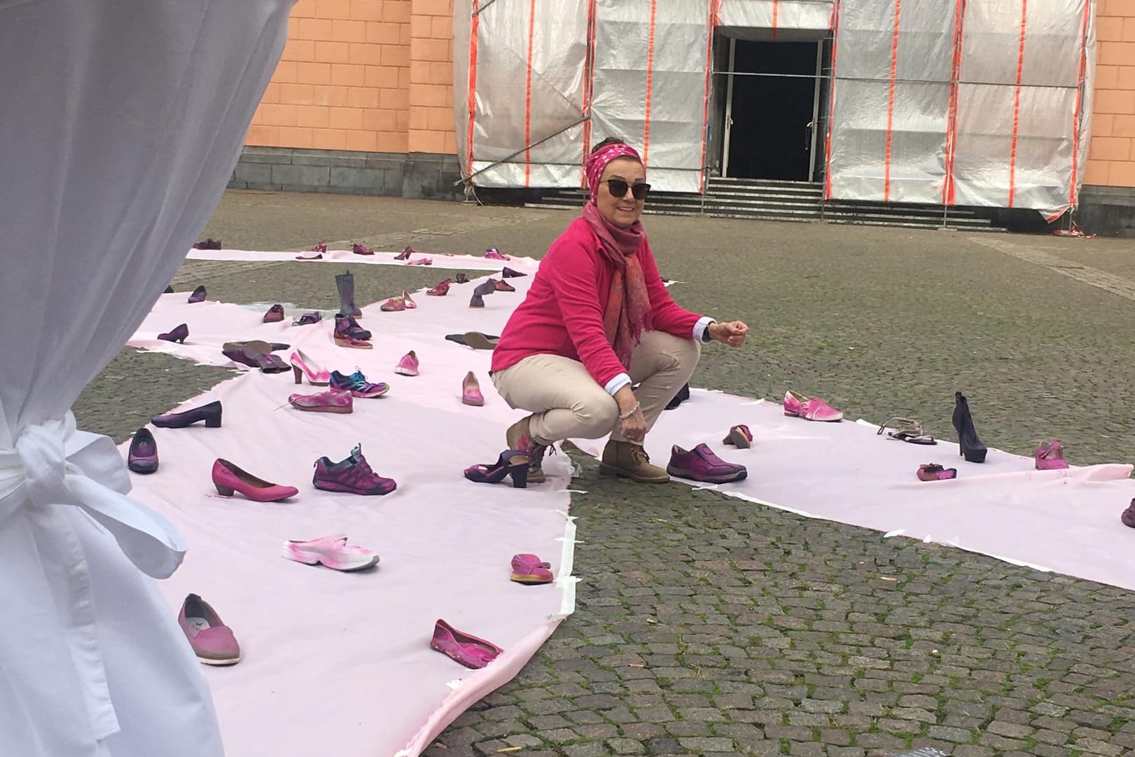 Schuhe liegen auf einem Platz: Aus vielen pinkfarben Schuhen entstand auf dem Laurentiusplatz in Wuppertal das weltweite Symbol für Kampagnen und Aktivitäten gegen den Brustkrebs.