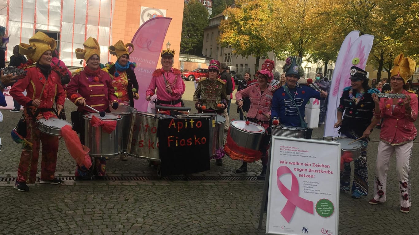 Eine Trommelgruppe in Wuppertal: Sie sorgte für entsprechend lautstarke Aufmerksamkeit bei der Brustkrebs-Aktion.