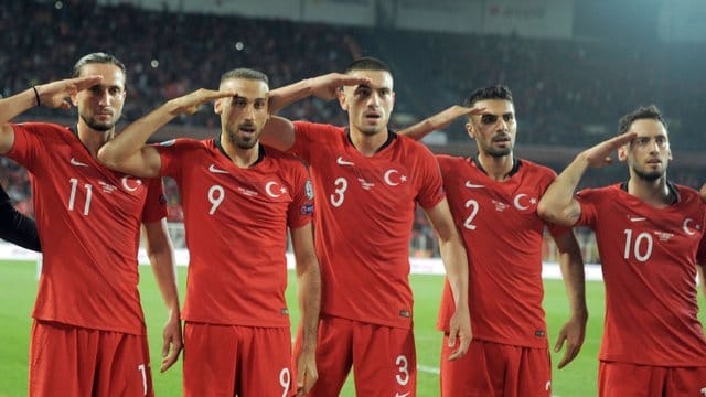 Jubel mit Folgen: Die Türkei-Spieler beim Sieg gegen Albanien.