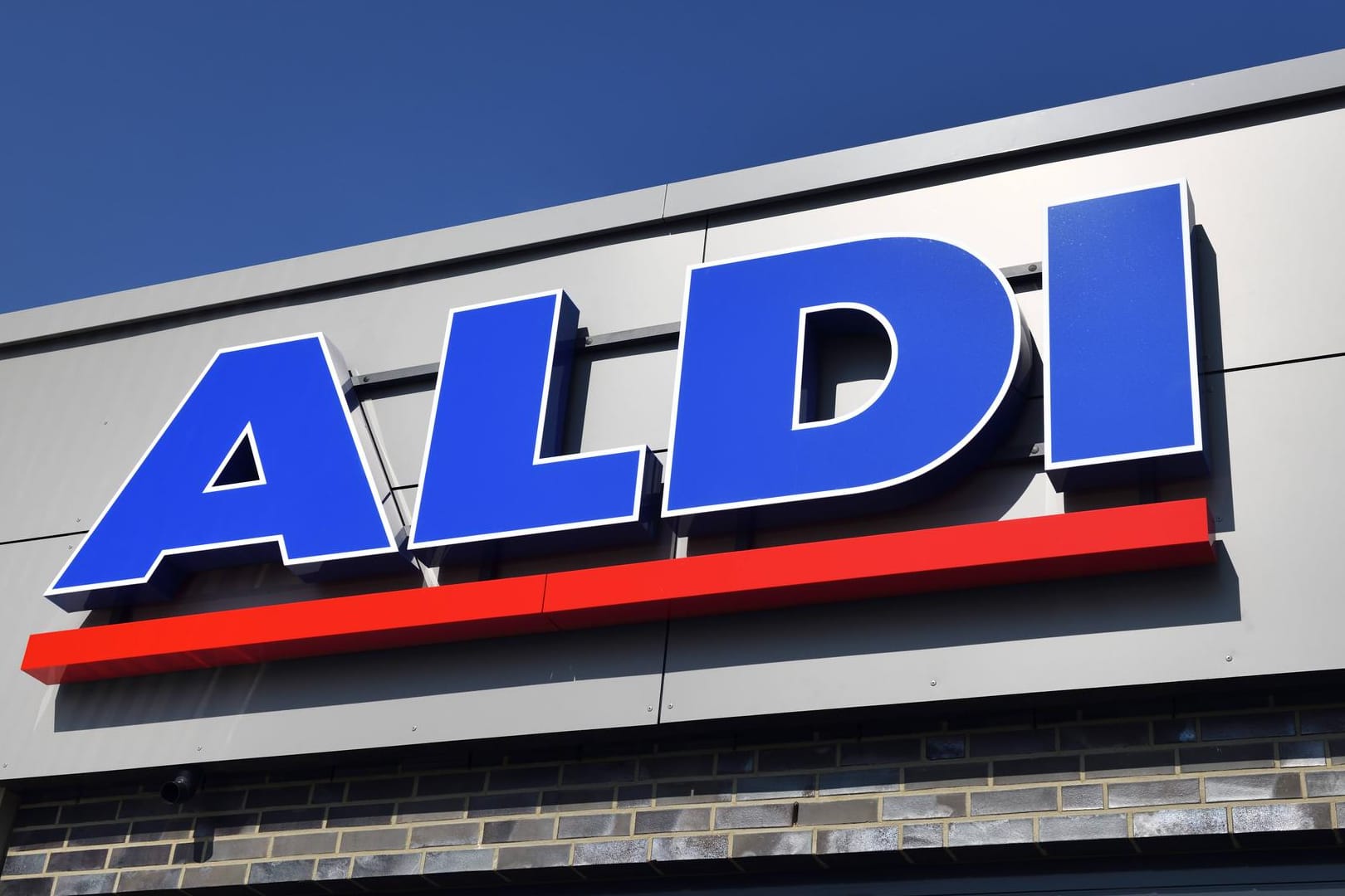 Schild von Aldi Nord: Bald gibt es in allen Aldi-Filialen wieder eine günstige Thermomix-Kopie.