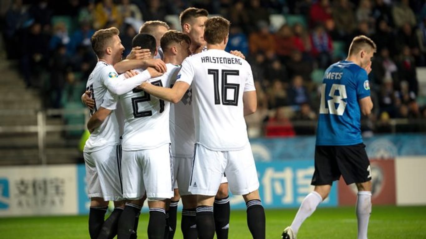 Die Spieler aus Deutschland jubeln über das Tor zum 0:2 gegen Estland.