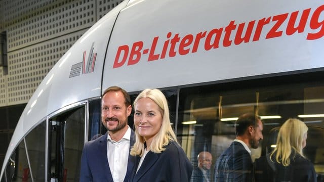 Kronprinz Haakon und Kronprinzessin Mette-Marit im Berliner Hauptbahnhof. Kronprinz Haakon und Kronprinzessin Mette-Marit im Berliner Hauptbahnhof.