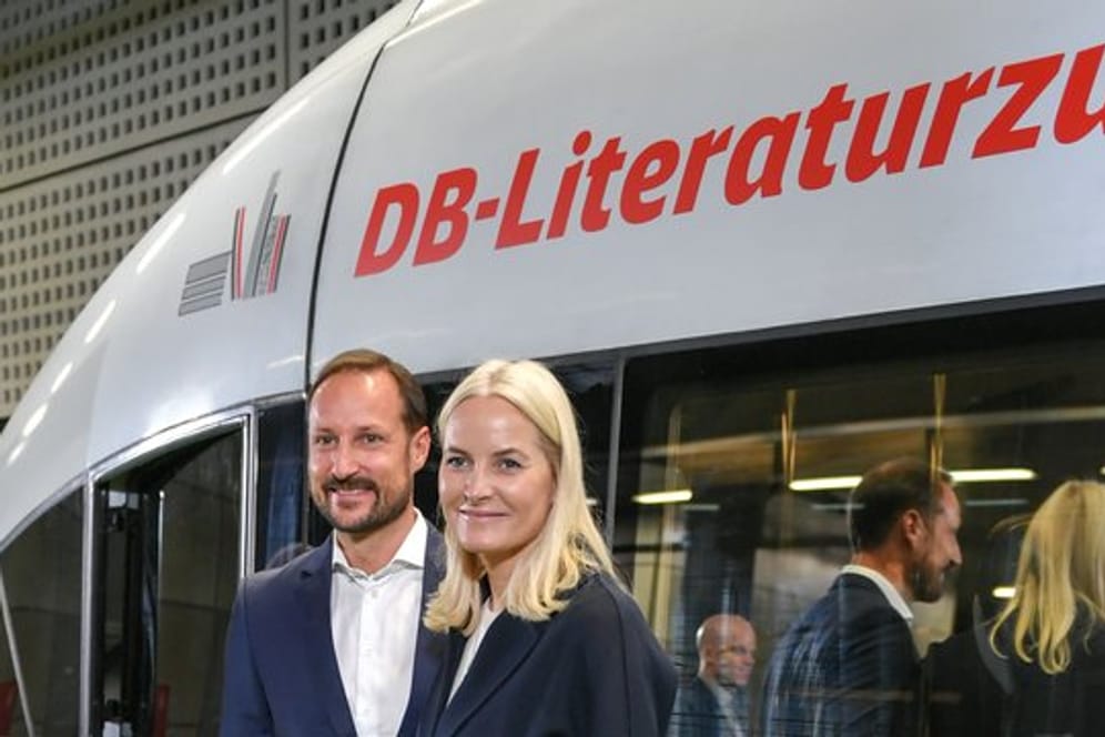 Kronprinz Haakon und Kronprinzessin Mette-Marit im Berliner Hauptbahnhof.