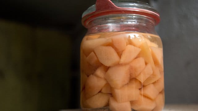 Eingekochte Birnen sind lange haltbar - allerdings nur, wenn das Glas noch luftdicht verschlossen und der Gummiring nicht porös ist.