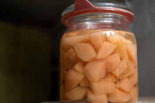 Eingekochte Birnen sind lange haltbar - allerdings nur, wenn das Glas noch luftdicht verschlossen und der Gummiring nicht porös ist.