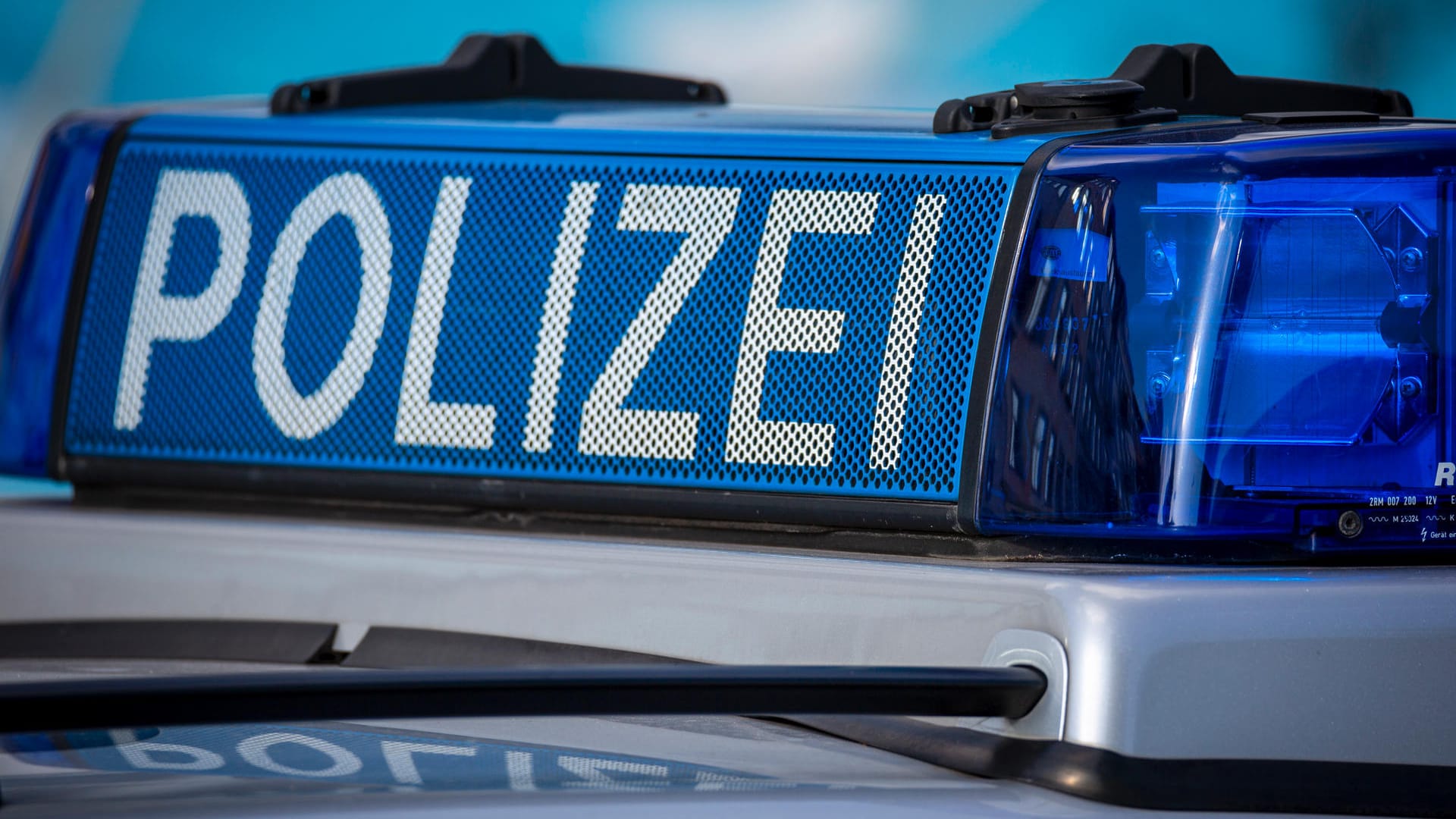 Ein Polizeiauto im Einsatz: Der Täter könnte nach dem Überfall flüchten. Ein Polizeiauto im Einsatz: Der Täter könnte nach dem Überfall flüchten.
