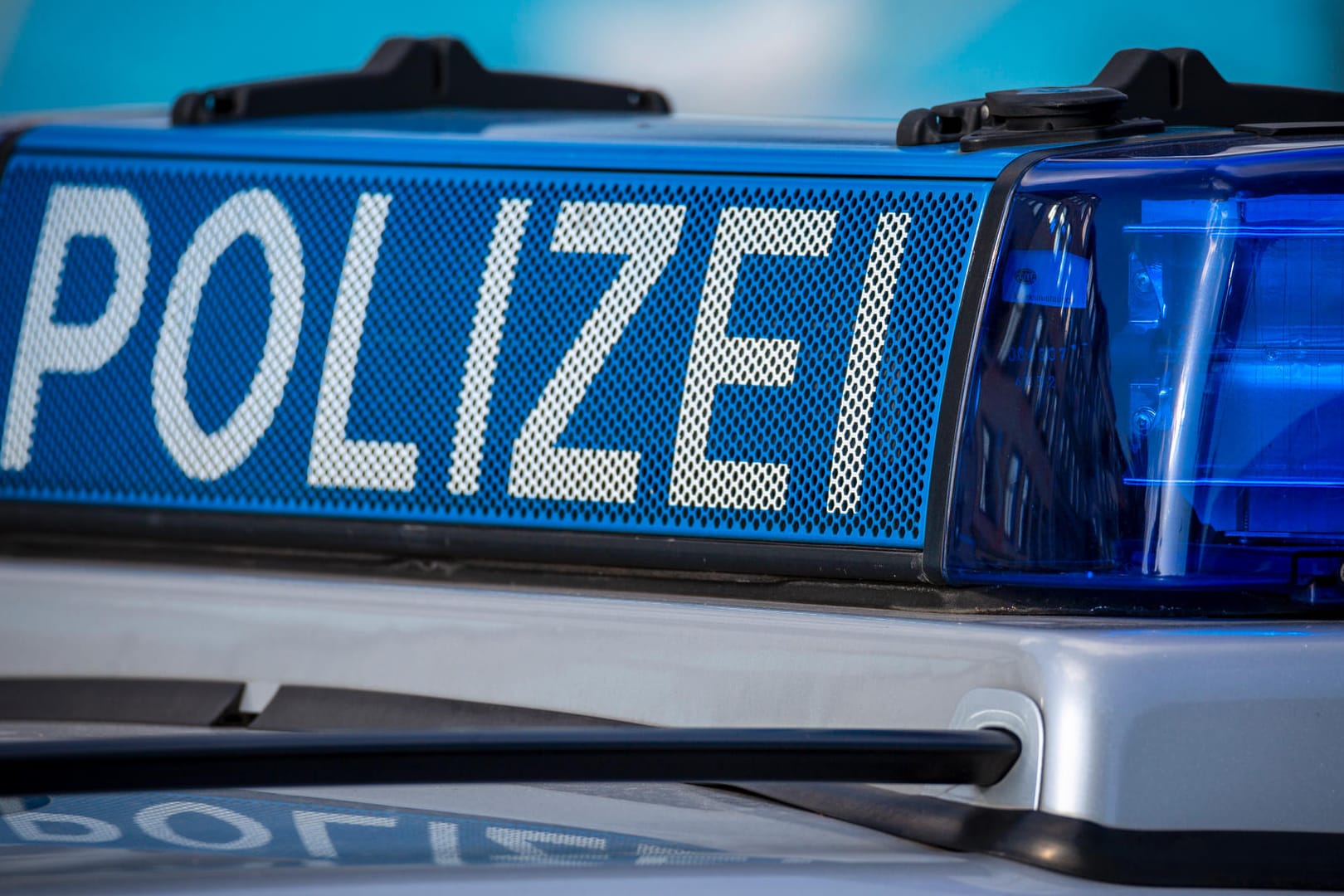 Ein Polizeiauto im Einsatz: Der Täter könnte nach dem Überfall flüchten.