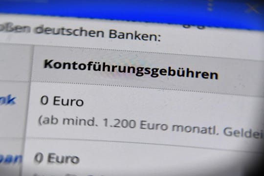 Banken und Sparkassen brechen wegen des Zinstiefs die Erträge weg. Banken und Sparkassen brechen wegen des Zinstiefs die Erträge weg.
