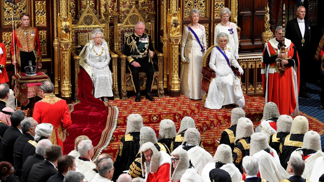 Die britische Königin Elizabeth II. hält ihre traditionelle Thronrede.