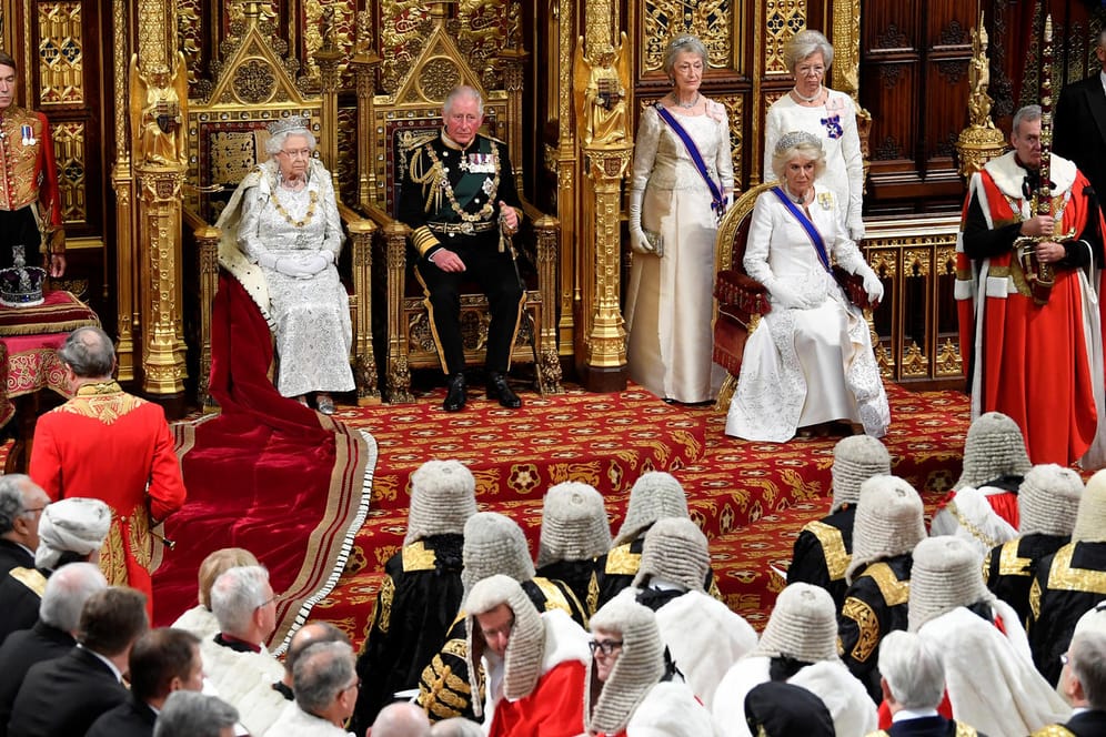 Die britische Königin Elizabeth II. hält ihre traditionelle Thronrede.