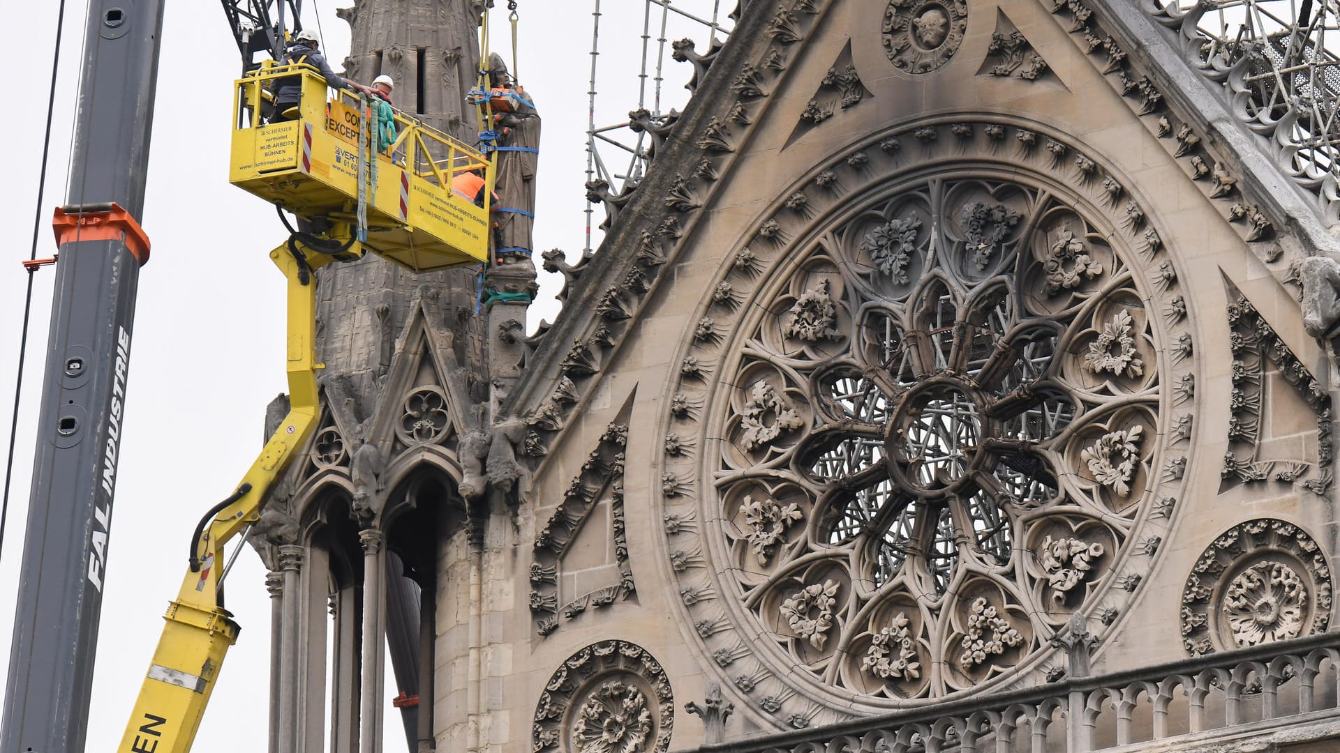 Ein Fenster der Kathedrale: Das Gemäuer wurde von Feuer und Löschwasser schwer beschädigt.