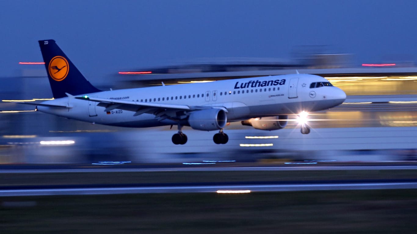 Ein Flugzeug der Fluggesellschaft Lufthansa des Typs Airbus A320: Die Beschäftigten der Lufthansa sind am 20. Oktober zwischen 6.00 und 11.00 Uhr zum Streik aufgerufen.