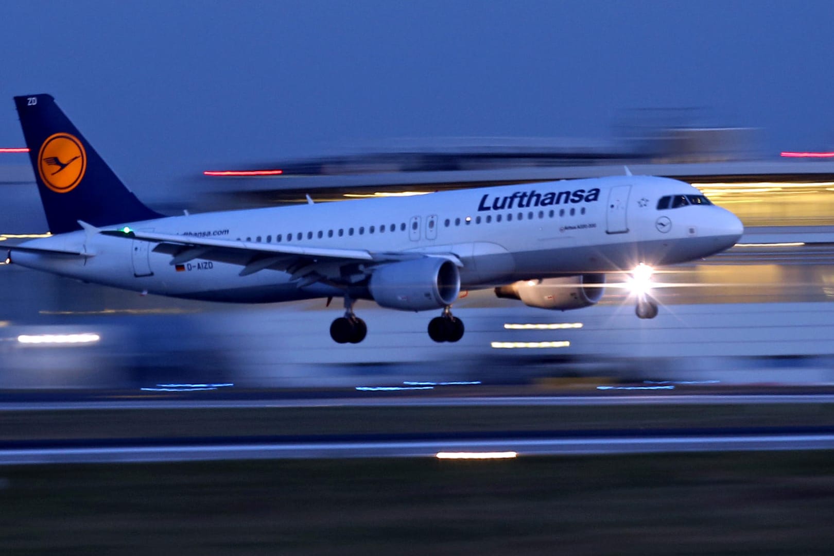 Ein Flugzeug der Fluggesellschaft Lufthansa des Typs Airbus A320: Die Beschäftigten der Lufthansa sind am 20. Oktober zwischen 6.00 und 11.00 Uhr zum Streik aufgerufen. Ein Flugzeug der Fluggesellschaft Lufthansa des Typs Airbus A320: Die Beschäftigten der Lufthansa sind am 20. Oktober zwischen 6.00 und 11.00 Uhr zum Streik aufgerufen.