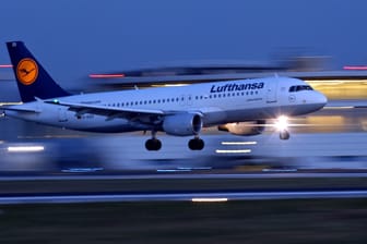 Ein Flugzeug der Fluggesellschaft Lufthansa des Typs Airbus A320: Die Beschäftigten der Lufthansa sind am 20. Oktober zwischen 6.00 und 11.00 Uhr zum Streik aufgerufen.