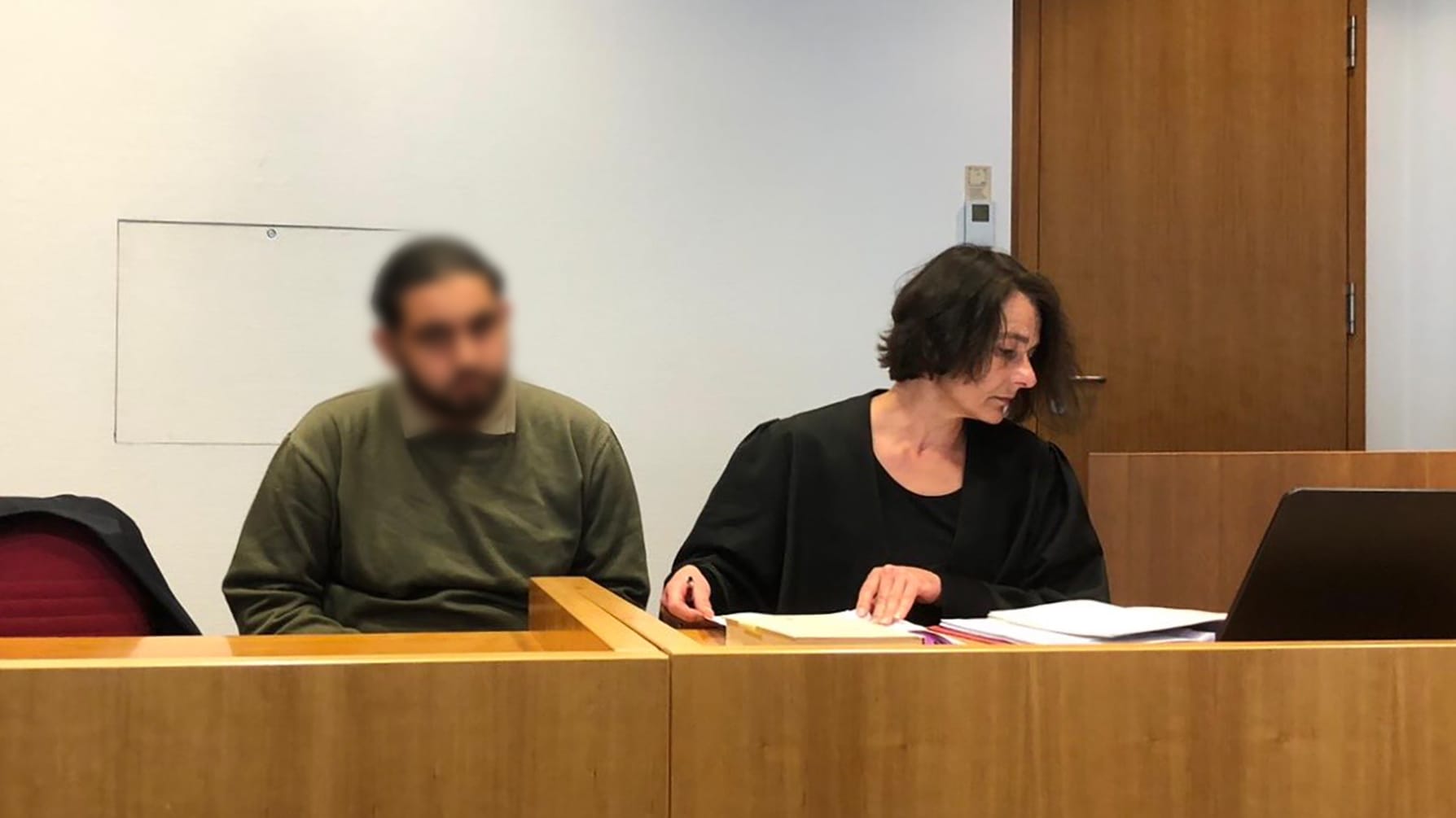 Der Angeklagte neben seiner Anwältin: Die Polizei hatte bei dem Vorfall im letzten Jahr nicht den Angeklagten sondern den amerikanischen Professor überwältigt. Der Angeklagte neben seiner Anwältin: Die Polizei hatte bei dem Vorfall im letzten Jahr nicht den Angeklagten sondern den amerikanischen Professor überwältigt.