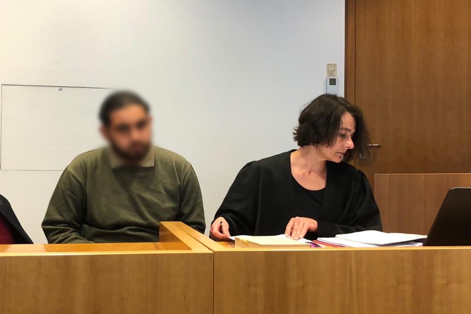 Der Angeklagte neben seiner Anwältin: Die Polizei hatte bei dem Vorfall im letzten Jahr nicht den Angeklagten sondern den amerikanischen Professor überwältigt.