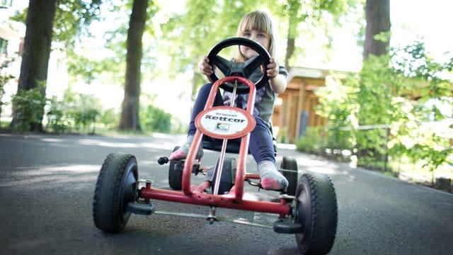 Ein Mädchen sitzt auf einem Kettcar: Das Traditionsunternehmen Kettler stellt die Fertigung der Vierräder ein.