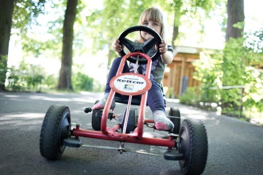 Ein Mädchen sitzt auf einem Kettcar: Das Traditionsunternehmen Kettler stellt die Fertigung der Vierräder ein. Ein Mädchen sitzt auf einem Kettcar: Das Traditionsunternehmen Kettler stellt die Fertigung der Vierräder ein.