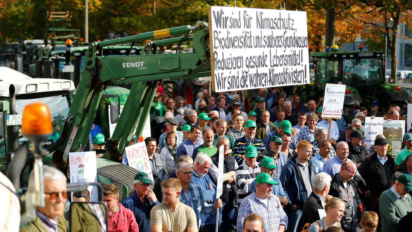 Einige der rund 1.000 Landwirte in Bonn brachten auch Landmaschinen mit zur Demonstration: "Wir sind die wahren Klimaaktivisten!"
