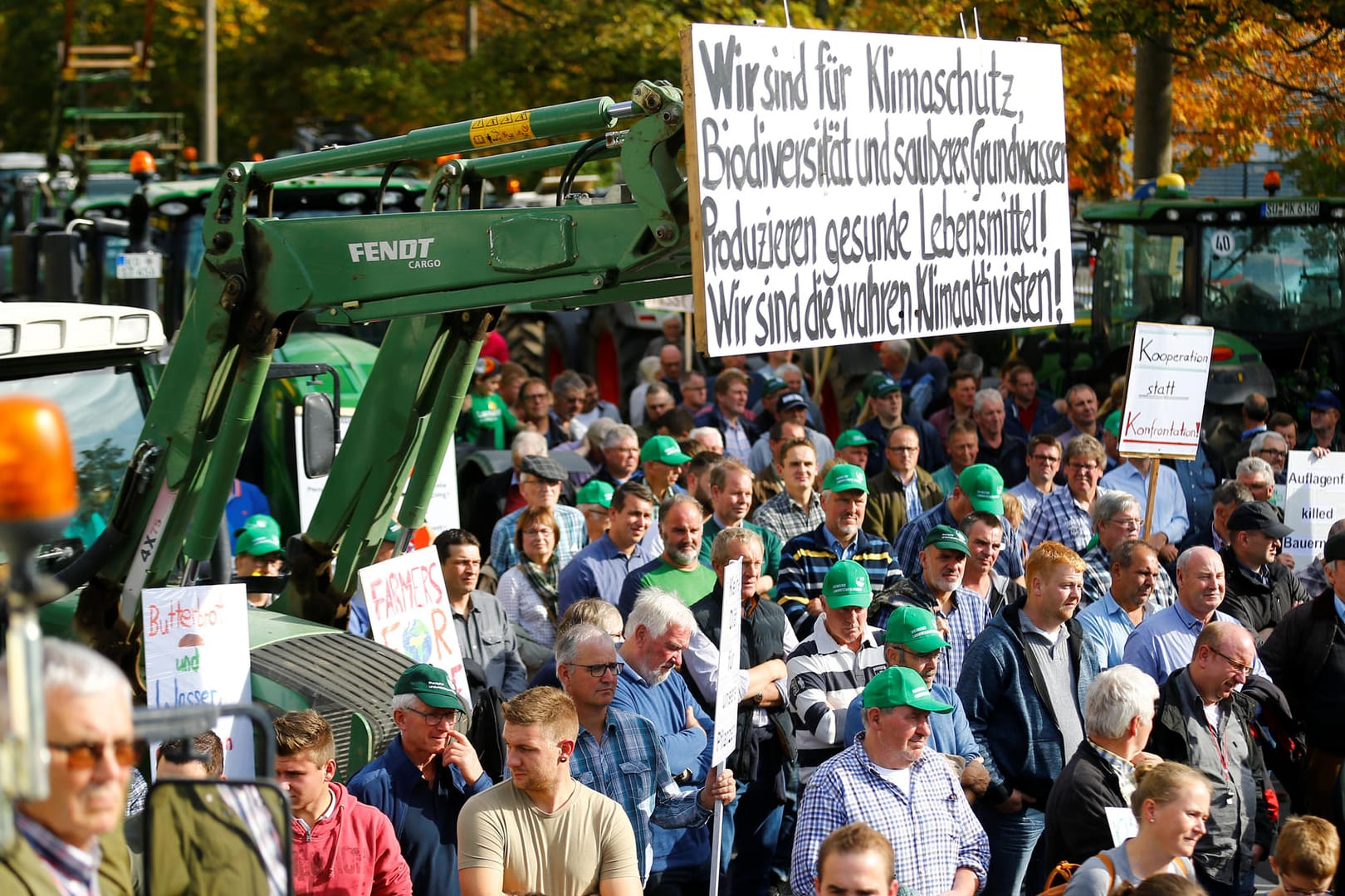 Einige der rund 1.000 Landwirte in Bonn brachten auch Landmaschinen mit zur Demonstration: "Wir sind die wahren Klimaaktivisten!"