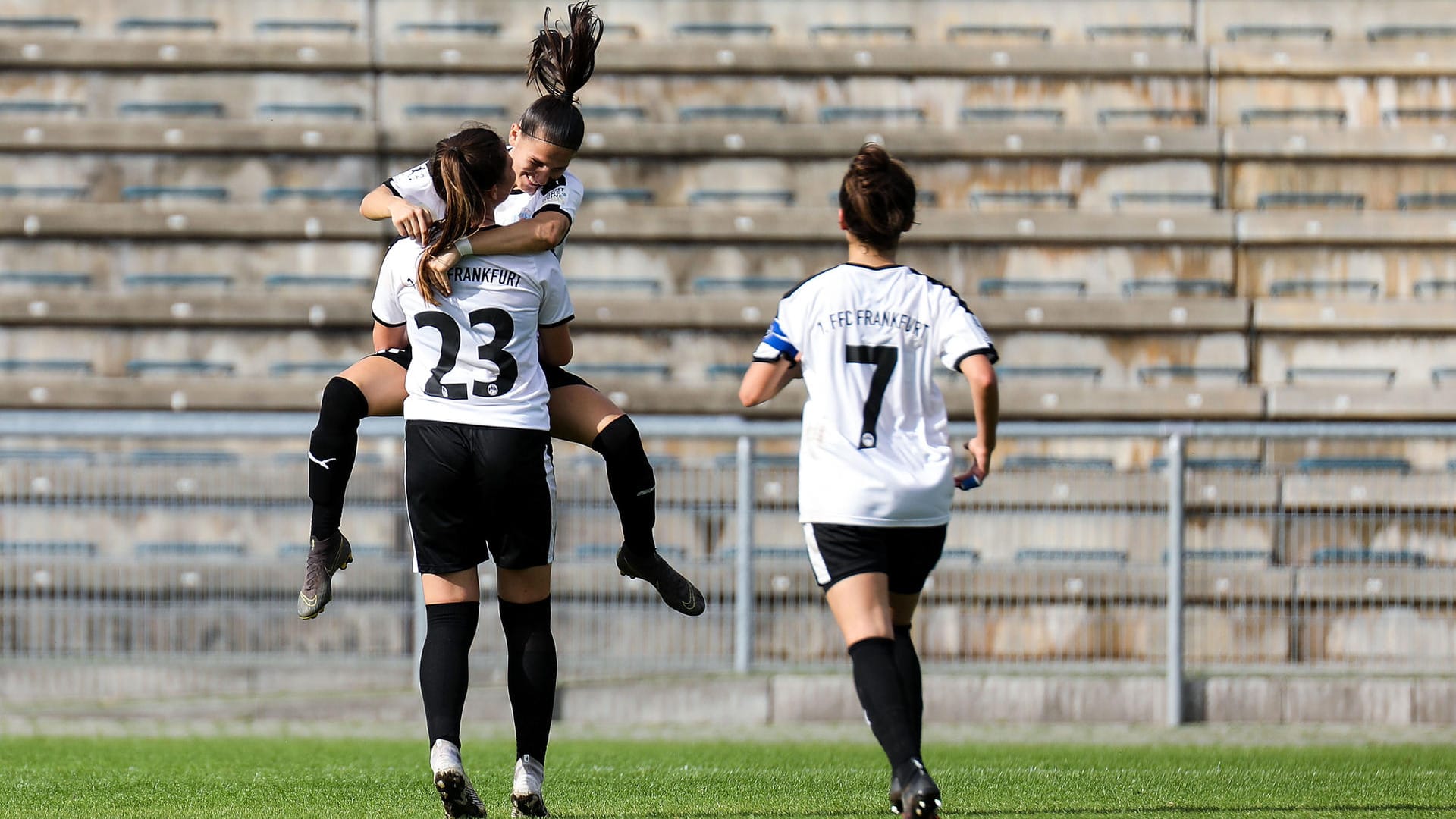 Freude beim 1. FFC Frankfurt II: Nach dem 3:0 durch Chiara Hahn für die Frankfurterinnen freuten sich die Spielerinnen.