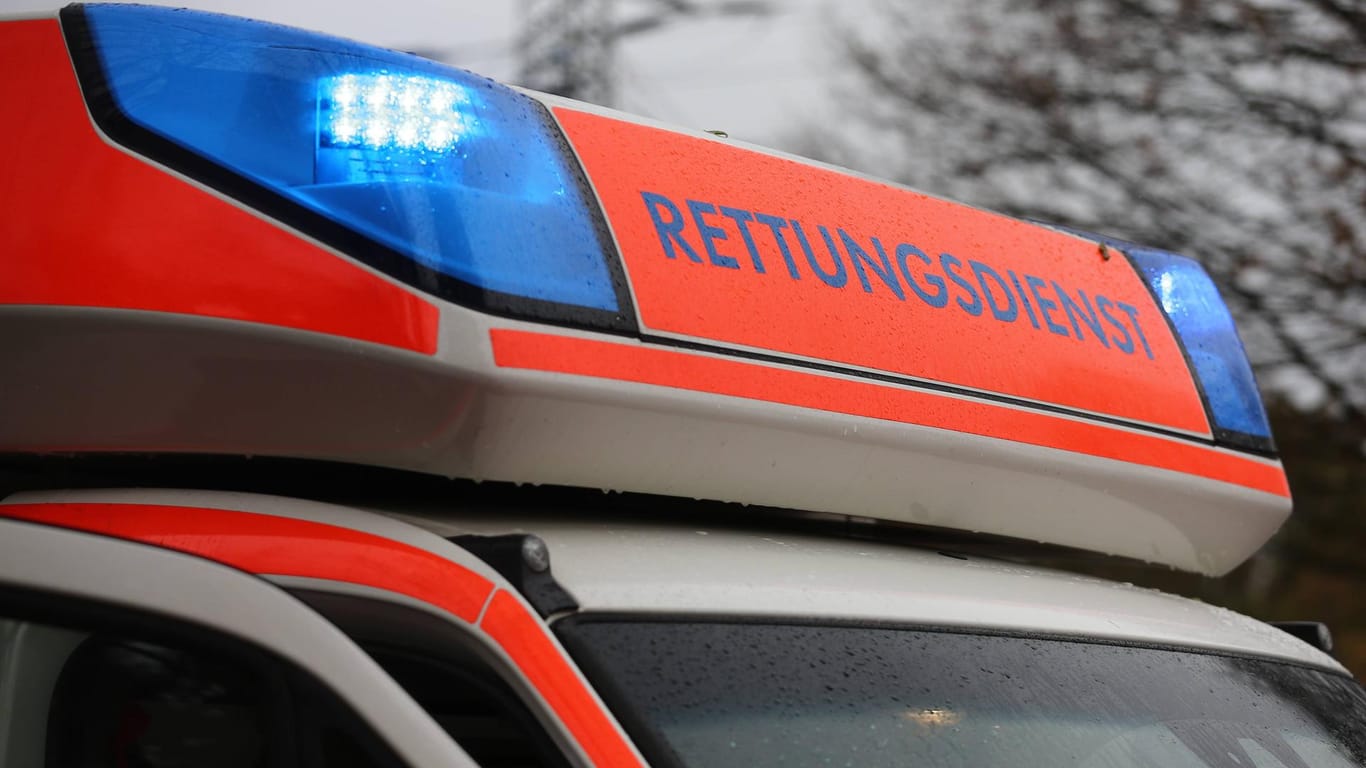 Ein Rettungswagen im Einsatz: In Karlsruhe ist ein Radfahrer in ein Auto gekracht.