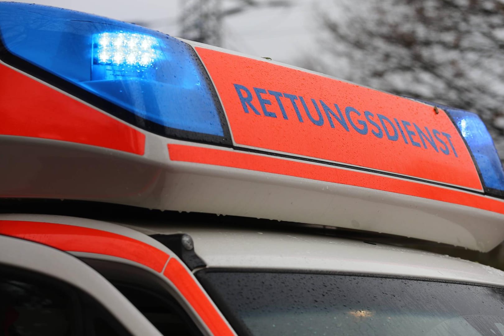 Ein Rettungswagen im Einsatz: In Karlsruhe ist ein Radfahrer in ein Auto gekracht.