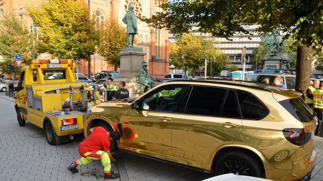 Ein goldener SUV wird nahe der Königsallee abgeschleppt. Ein goldener SUV wird nahe der Königsallee abgeschleppt.
