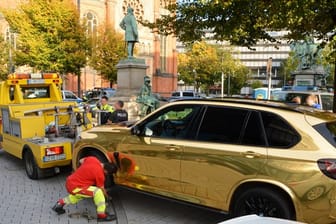 Ein goldener SUV wird nahe der Königsallee abgeschleppt.
