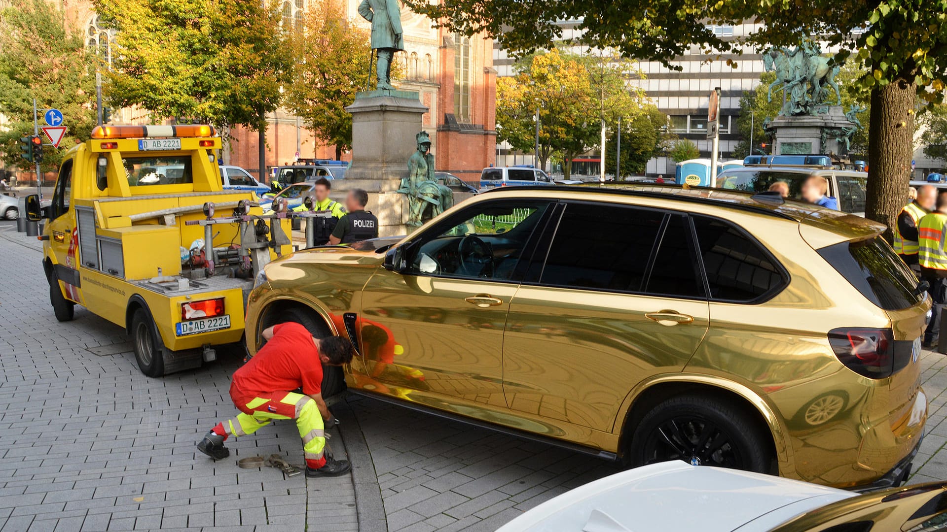 Ein mit Goldfolie beklebter BWM: Ob die Farbe zulässig ist, muss jetzt ein Gutachter klären.