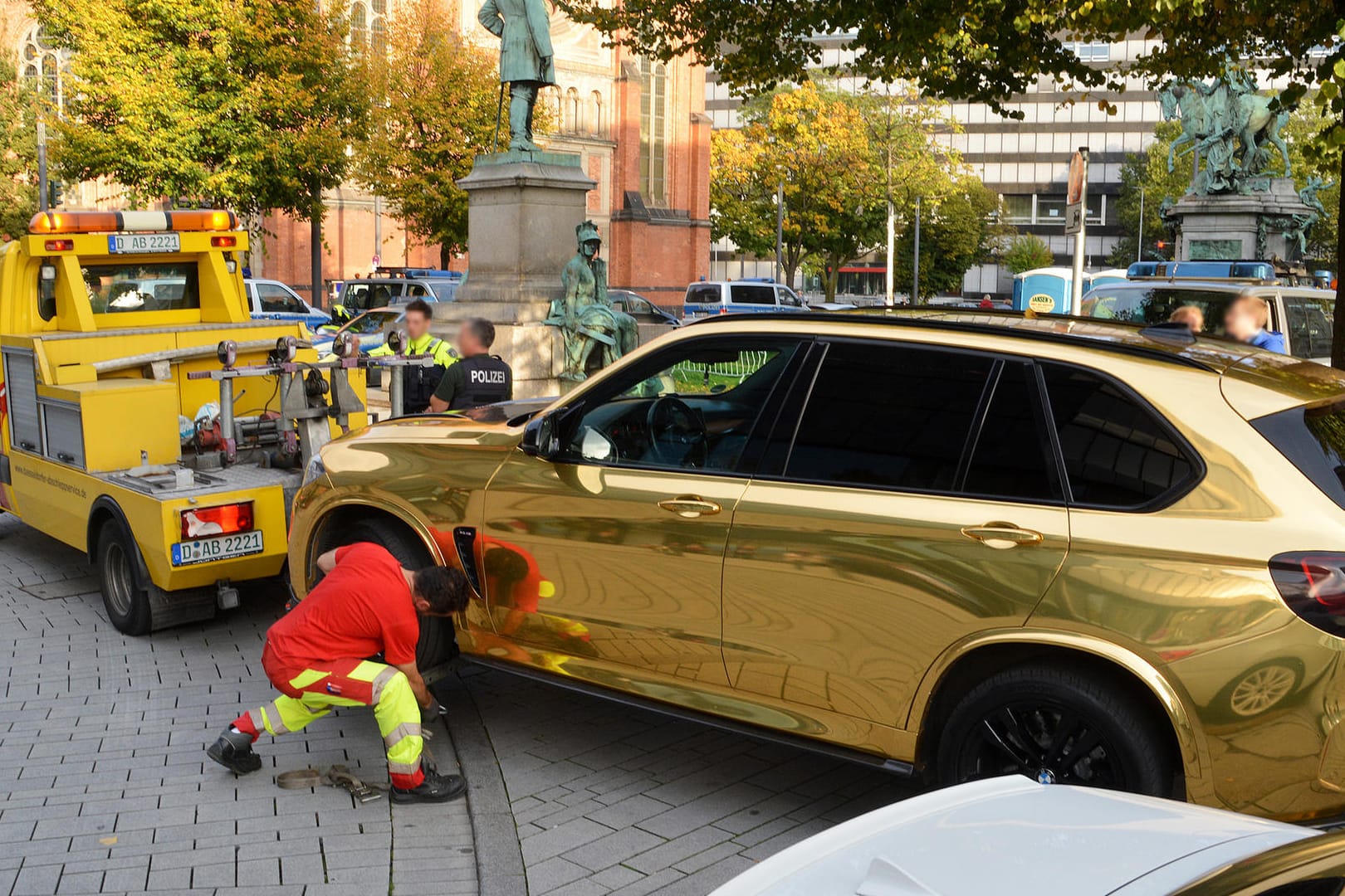 Ein mit Goldfolie beklebter BWM: Ob die Farbe zulässig ist, muss jetzt ein Gutachter klären.
