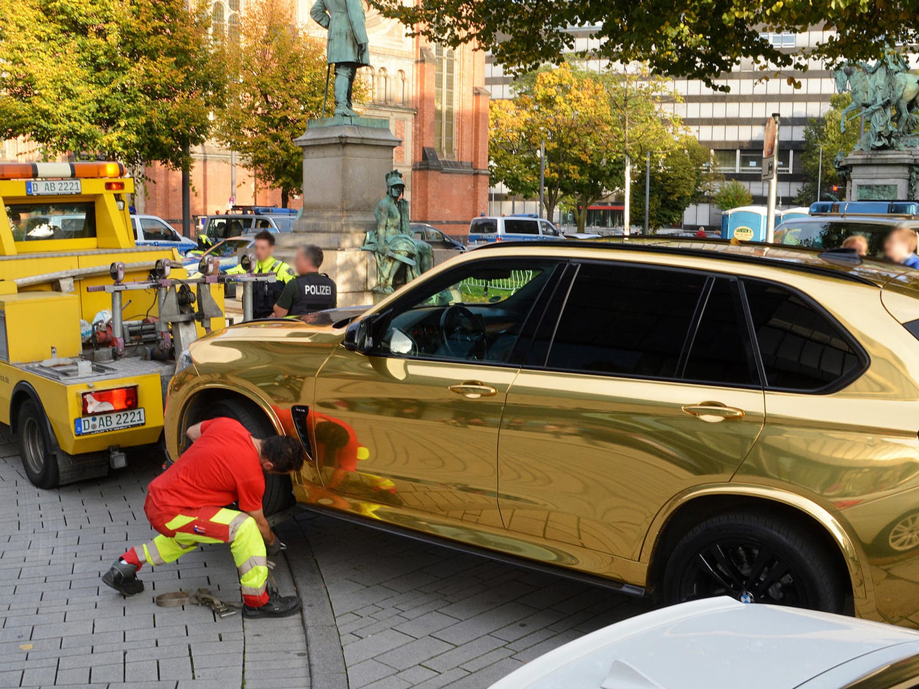 Düsseldorf: In Gold über die Kö – Polizei kassiert BMW ein