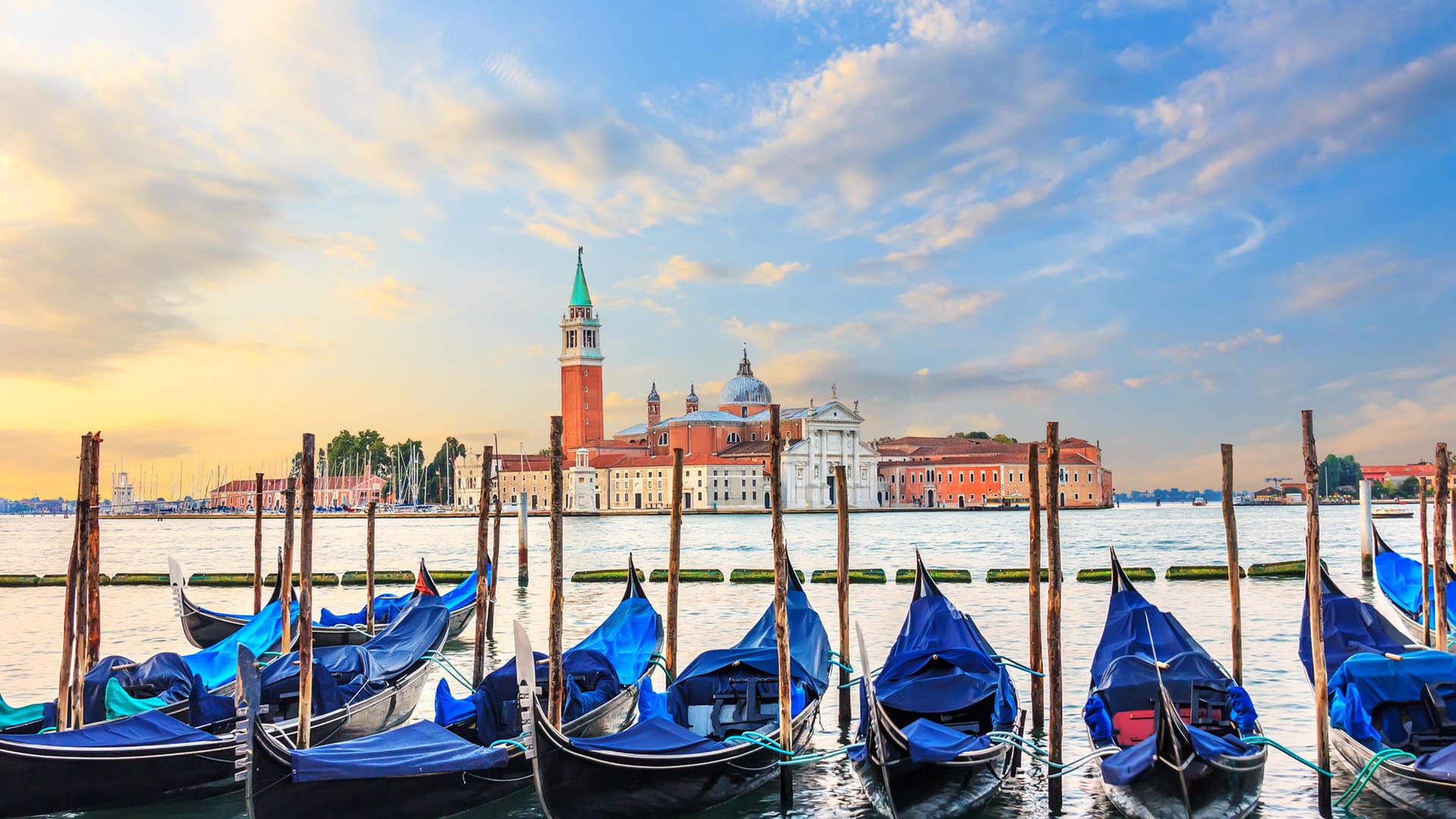 Venedig im Hintergrund