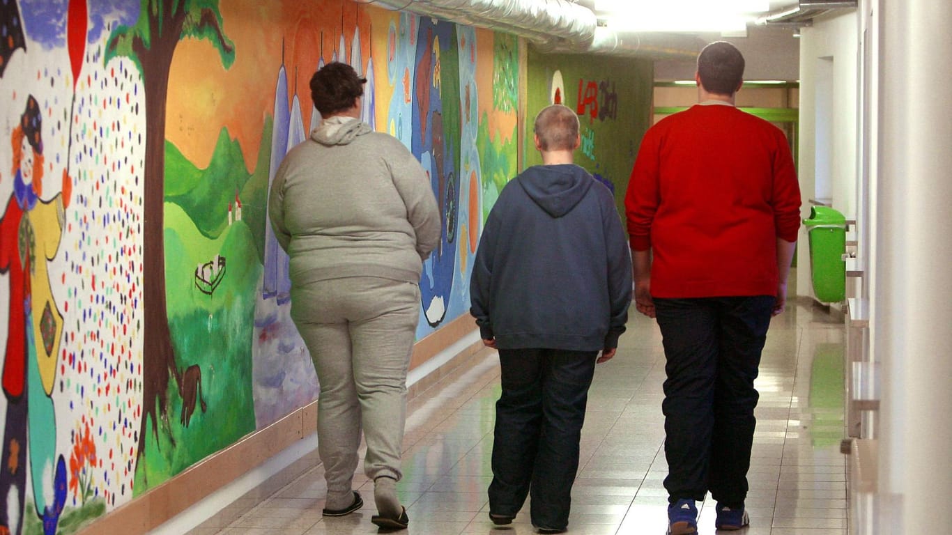 Übergewichtige Jugendliche in einer Spezialklinik (Archivbild): 200 Millionen Kinder weltweit leidet unter den Folgen von mangelhafter Nahrung.