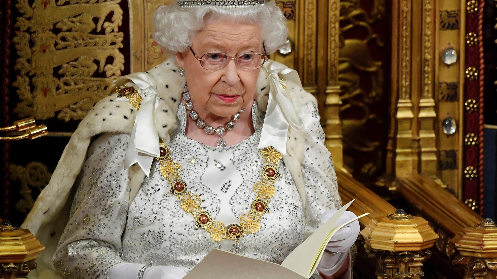 Queen Elizabeth II. eröffnet mit ihrer Rede das britische Parlament: "Die Priorität meiner Regierung war es immer, einen Austritt aus der Europäischen Union am 31. Oktober zu sichern", heißt es in der vom britischen Premierminister Johnson geschriebenen und von der Queen vorgetragenen Rede.