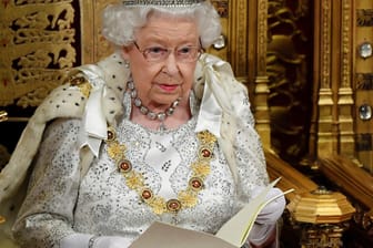 Queen Elizabeth II. eröffnet mit ihrer Rede das britische Parlament: "Die Priorität meiner Regierung war es immer, einen Austritt aus der Europäischen Union am 31. Oktober zu sichern", heißt es in der vom britischen Premierminister Johnson geschriebenen und von der Queen vorgetragenen Rede.