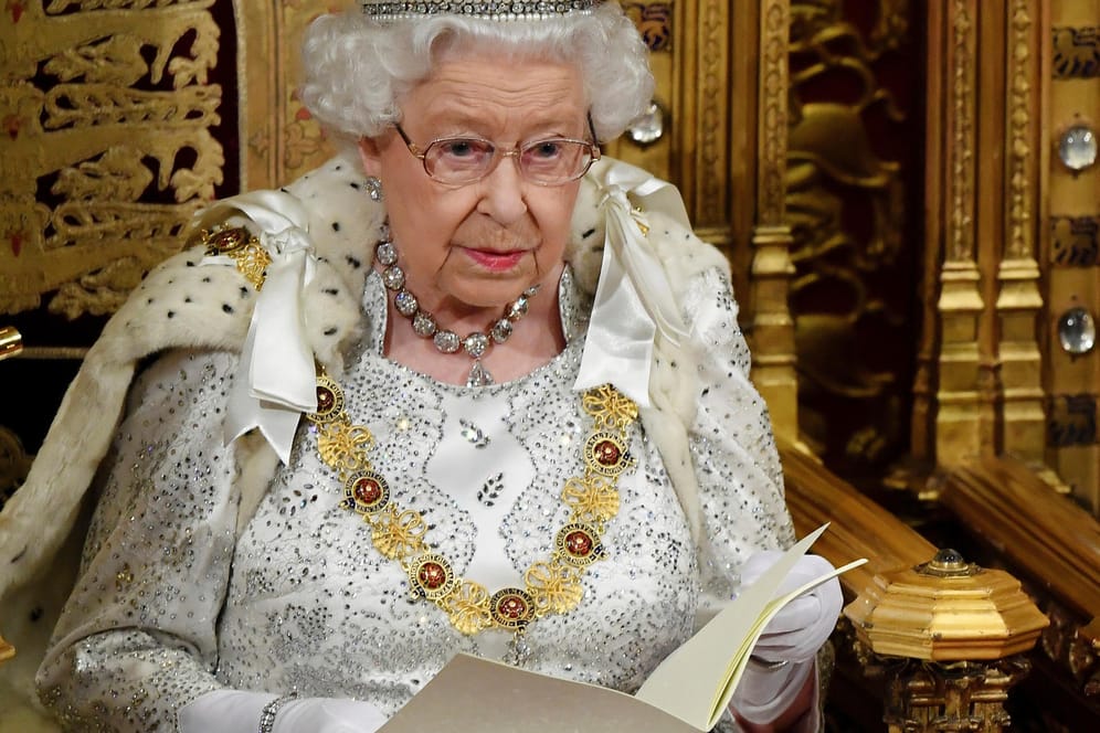 Queen Elizabeth II. eröffnet mit ihrer Rede das britische Parlament: "Die Priorität meiner Regierung war es immer, einen Austritt aus der Europäischen Union am 31. Oktober zu sichern", heißt es in der vom britischen Premierminister Johnson geschriebenen und von der Queen vorgetragenen Rede.