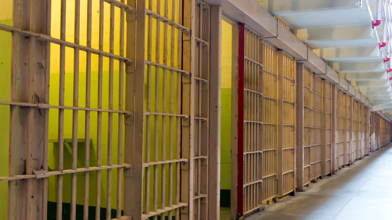 Ein Gefängnisgang mit Zellen (Symbolbild): Während der Australier in Gefangenschaft war starben seine Mutter und Schwester.