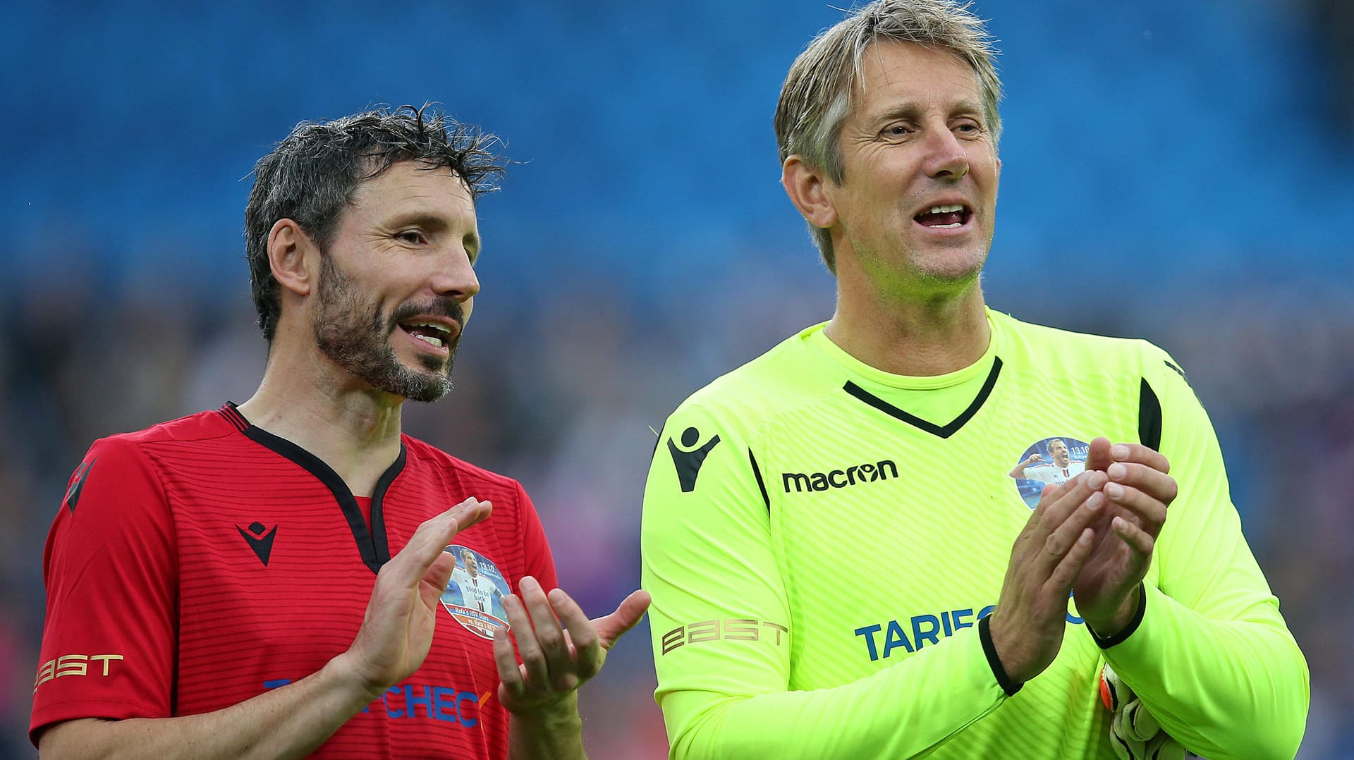 Ehemalige Weltstars im Gespräch: Ex-Bayern-Kapitän Mark van Bommel (l.) und Torhüterlegende Edwin van der Sar beim Abschiedsspiel von Rafael van der Vaart im Hamburger Volksparkstadion.